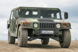 Projížďka v terénním vojenském HUMVEE