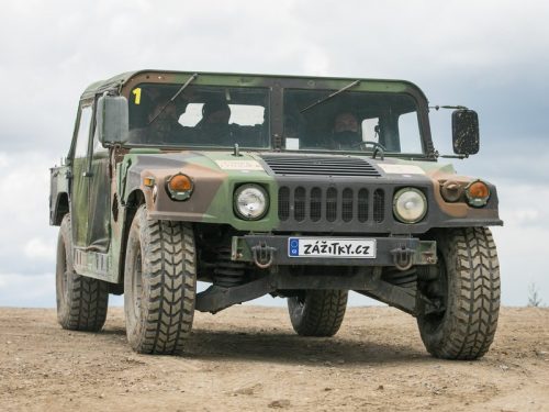 Projížďka v terénním vojenském HUMVEE