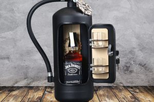 Dárek Hasicí bar s láhví alkoholu: Černý s dřevěnou výplní