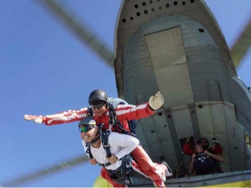 Tandemový seskok padákem z vrtulníku Mi-8