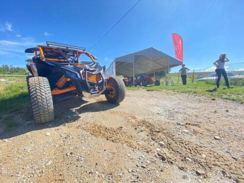 Řízení buggy Can-Am Maverick na závodním okruhu