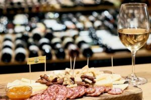 Zážitek Degustace vín s občerstvením + dárkový set vína a sýrů