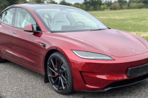 Zážitek Jízda Teslou Model 3 – Performance highland 24 na polygonu v Hradci Králové