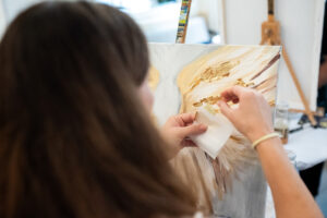 Zážitek Luxusní brunch s malováním zlatými plátky