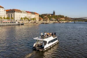Plavba po Vltavě s neomezeným proseccem nebo pivem