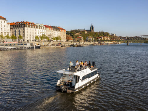 Plavba po Vltavě s neomezeným proseccem nebo pivem