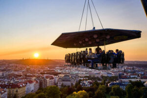 Zážitek Večeře s koktejlovým párováním 50 metrů nad Prahou